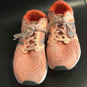 New Balance lightweight women’s running shoes. Size 8.